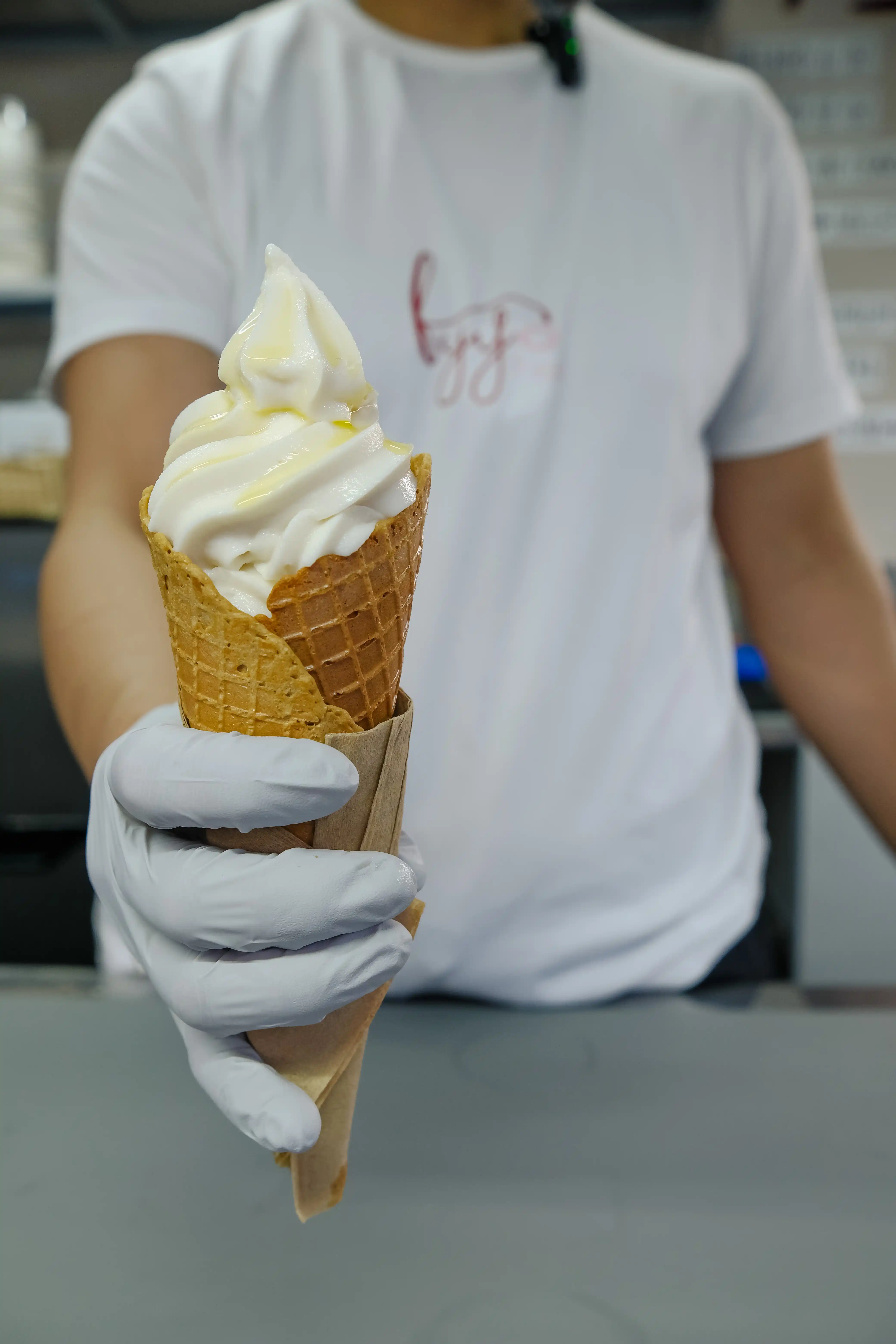 Manos sosteniendo helado FYYO